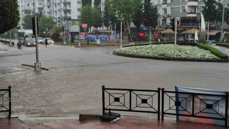 Adana’da kuvvetli yağış ve dolu sele neden oldu
