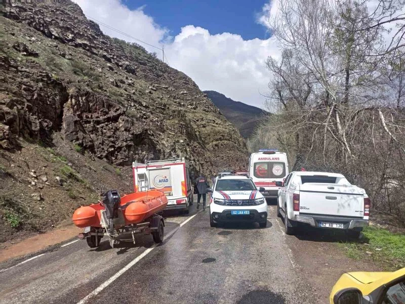 İçerisinde 3 kişinin bulunduğu araç Munzur Nehri’ne uçtu, arama çalışmaları sürüyor
