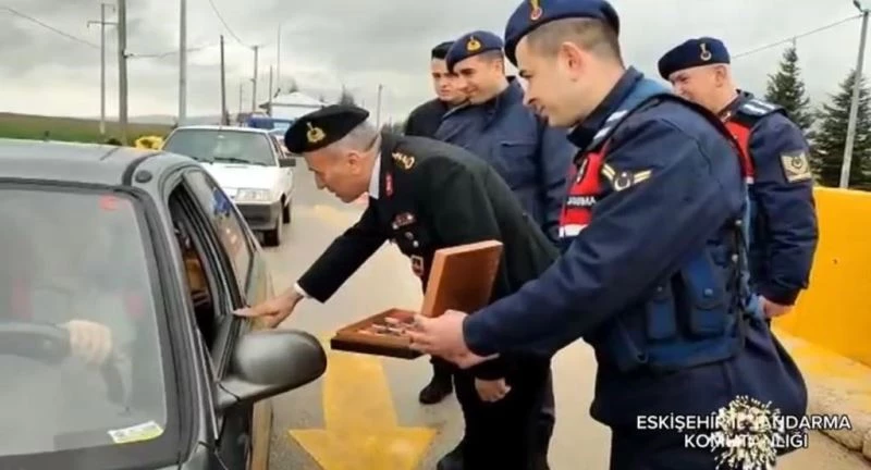 Jandarma ekipleri vatandaşlar ile trafik uygulamasında bayramlaştı

