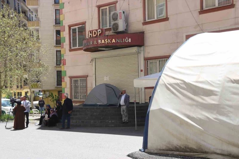 Terör mağduru aileler bayramda da HDP binası önünde evlatlarının yolunu gözlüyor
