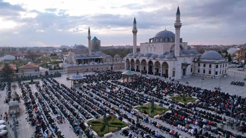 Binlerce kişi bayram namazında Mevlana Meydanı’nda buluştu
