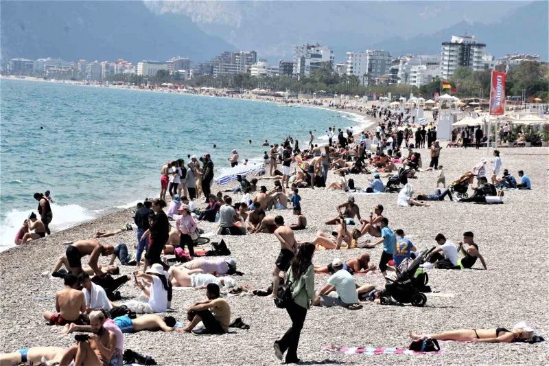 Antalya’da dünyaca ünlü sahilde bayram yoğunluğu yaz aylarını aratmadı
