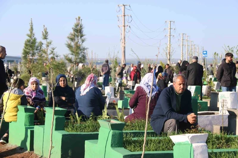 Diyarbakır’da depremde hayatını kaybedenlerin yakınları bayram namazı sonrası mezarlarına ziyarette bulundu
