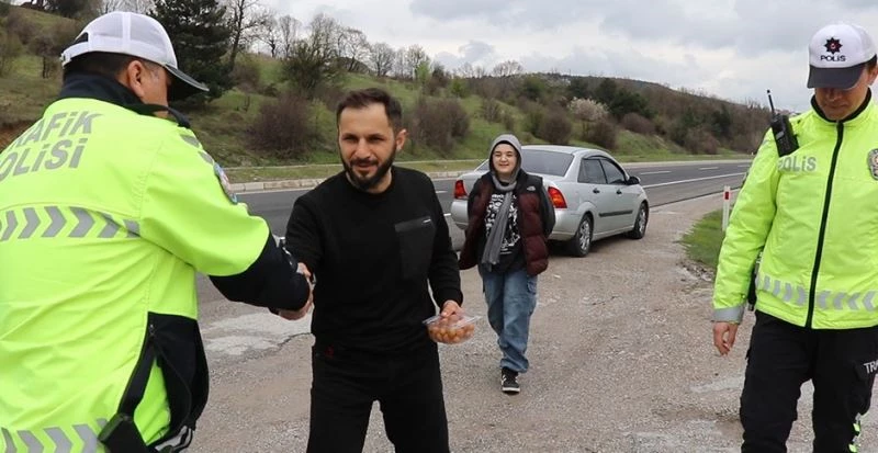 Bolu’da bir sürücü kendi için aldığı tatlıyı görev yapan polis ekiplerine vererek bayramlaştı
