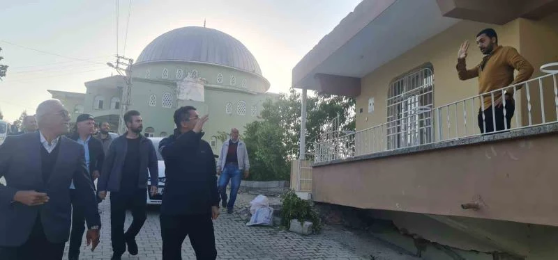 Vali Memiş, Hatay’da vatandaşların bayramını kutladı, depremde hayatını kaybedenler için dua etti

