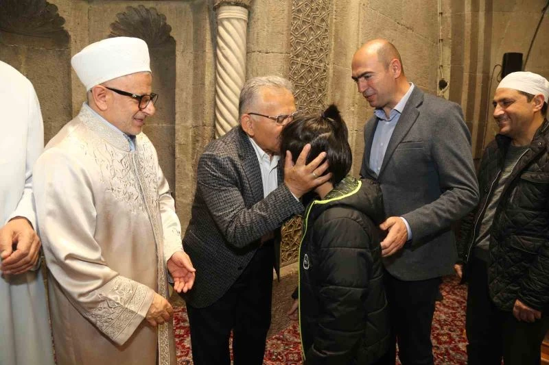 Başkan Büyükkılıç, bayram namazı sonrası vatandaşla bayramlaştı
