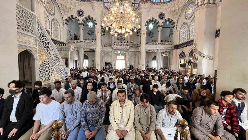 Tokyo Camii’nde bayram namazı 2 kez kılındı
