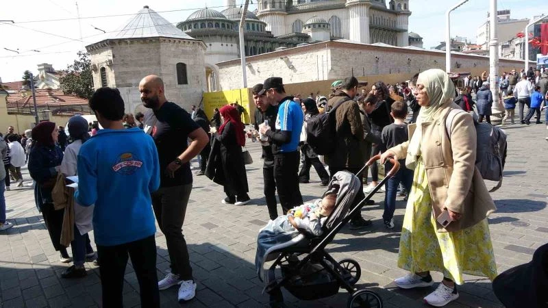 Bayram nedeniyle vatandaşlar Taksim’e akın etti
