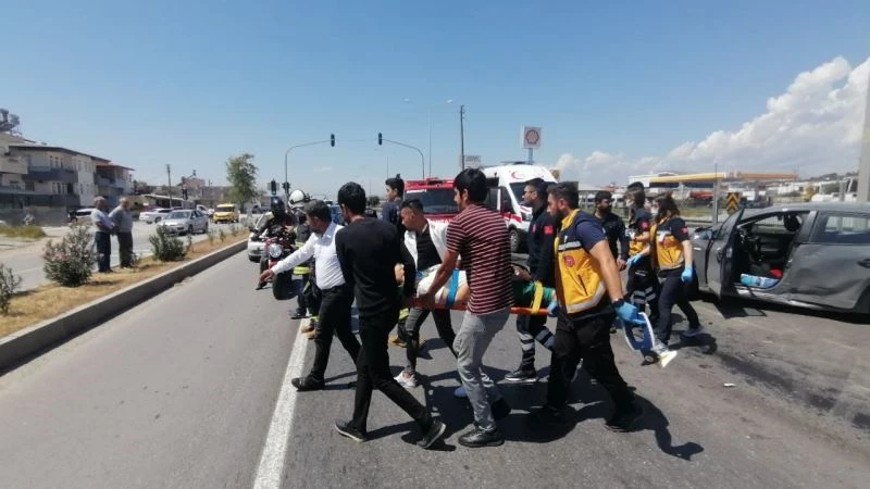 Antalya’da yaya geçidinde bekleyen otomobile arkadan gelen kamyon çarptı: 4 yaralı

