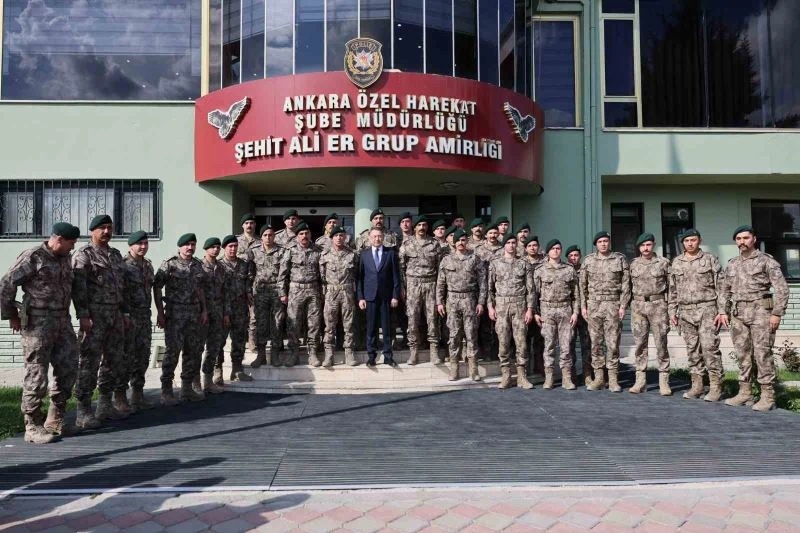 Cumhurbaşkanı Yardımcısı Oktay, özel harekat polisleriyle bayramlaştı
