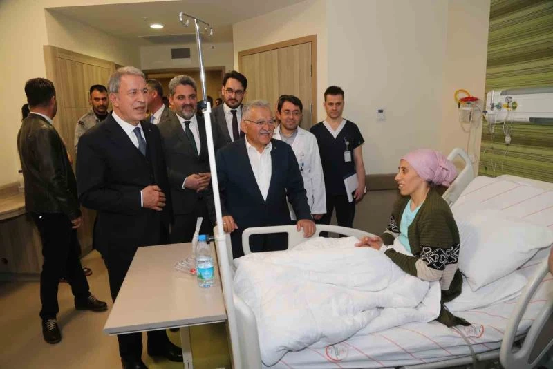 Bakan Akar ile Başkan Büyükkılıç’tan hastanede bayram ziyareti
