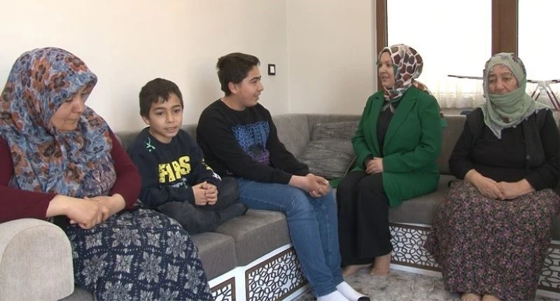 İki çocuk annesi muhtar, depremzede çocukları yalnız bırakmıyor
