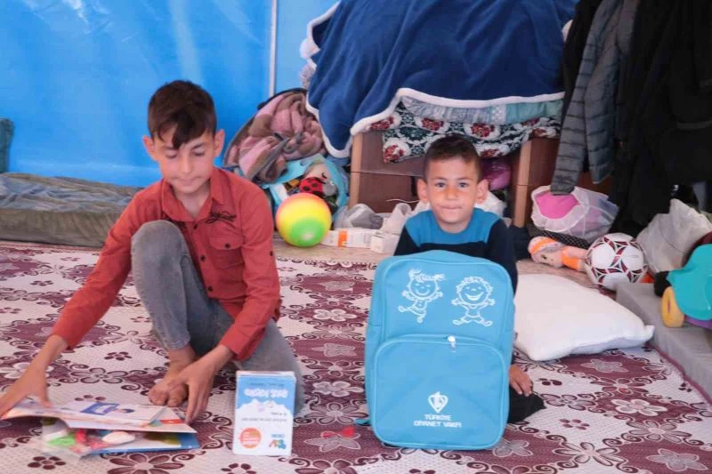 TDV çadır kentte kalan çocuklara okul seti dağıttı
