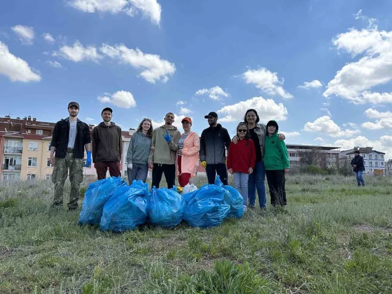 Eskişehir’de Rus gönüllüler poşetlerce çöp toplayıp ardından piknik yaptı
