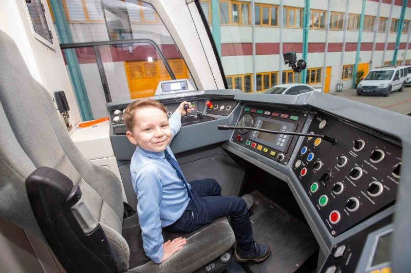 Hayal etti, 6 yaşında vatman oldu
