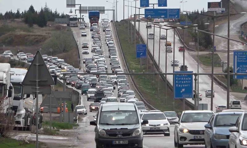 43 ilin geçiş güzergahında trafik kilit: Kilometrelerce araç kuyruğu oluştu
