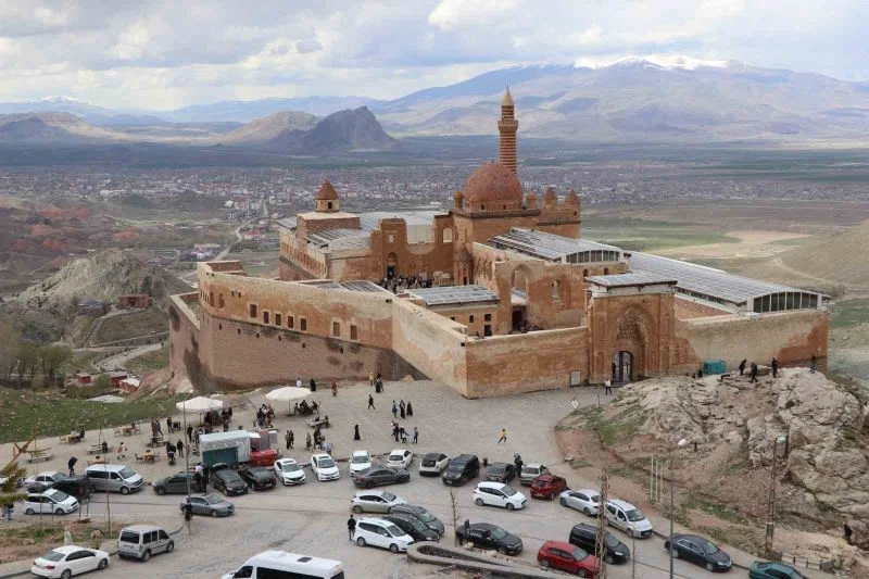 İshak Paşa Sarayı’nı bayramda 8 bin kişi ziyaret etti
