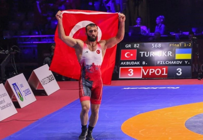 BARÜ mezunu milli güreşçi Burhan Akbudak, Avrupa şampiyonu oldu
