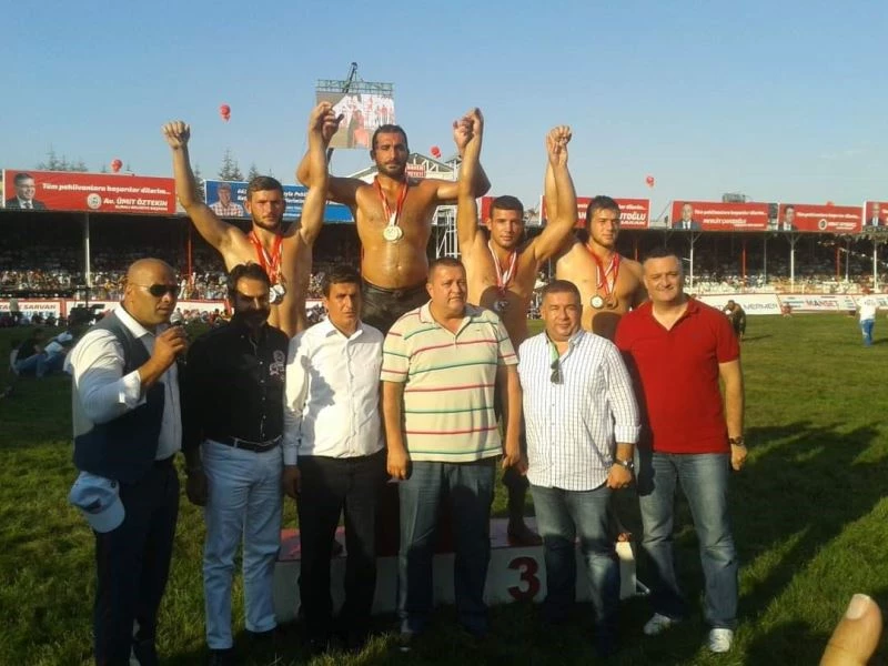 Pamukkale Belediyespor yağlı güreş sezonuna madalya ile başladı

