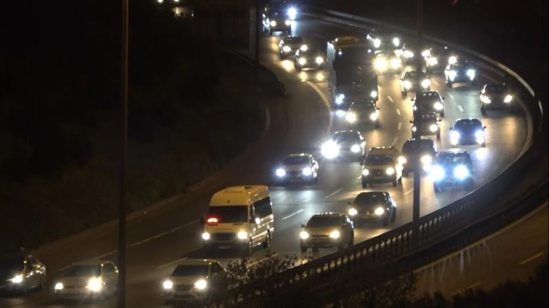 TEM Otoyolu’nun Kocaeli geçişine bayram trafiği yoğunluğu
