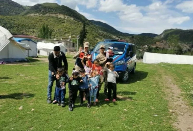 Jandarma, deprem bölgesindeki çocuklarla 23 Nisan’ı kutladı
