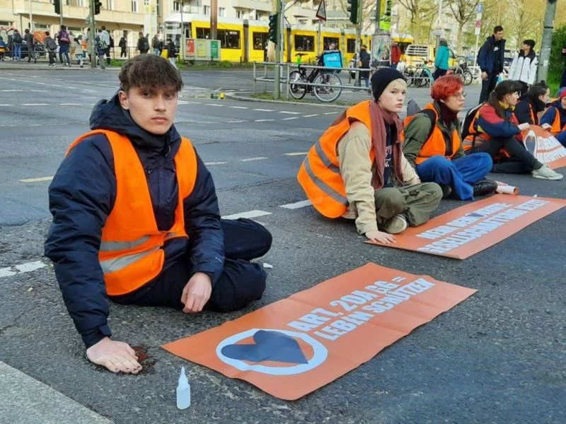 Almanya’da iklim aktivistleri ellerini asfalta yapıştırdı
