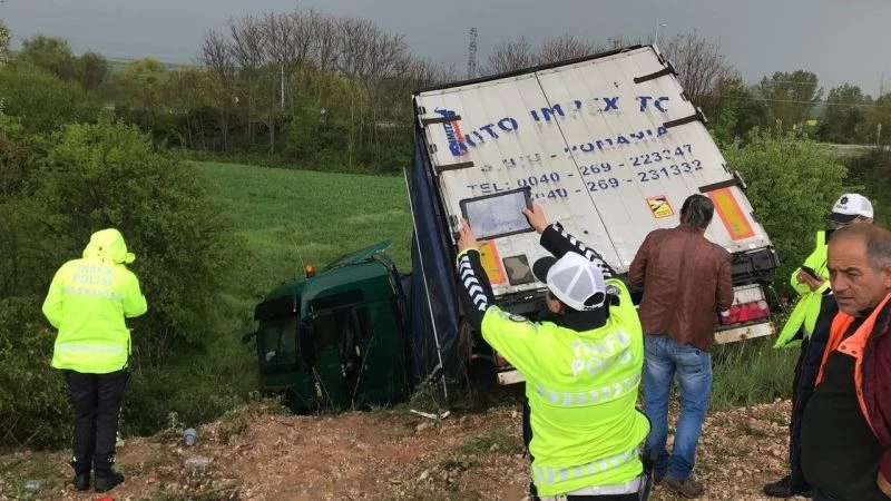 Edirne’de kayganlaşan yolda tır tarlaya uçtu: 1 yaralı
