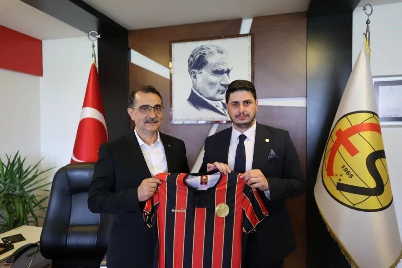 Bakan Dönmez Eskişehirspor’u ziyaret etti
