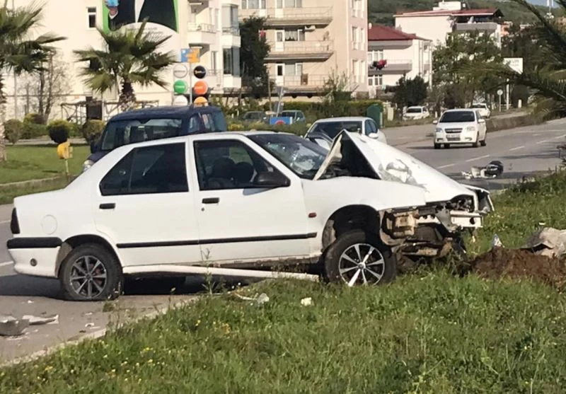 Samsun’da otomobil aydınlatma direğine çarptı: 1 yaralı
