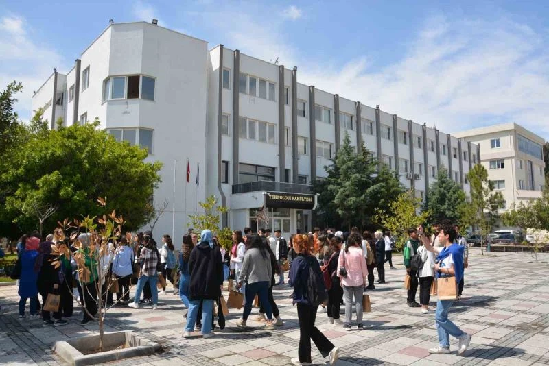 Mersin Büyükşehir Belediyesi öğrencileri üniversiteye hazırlıyor

