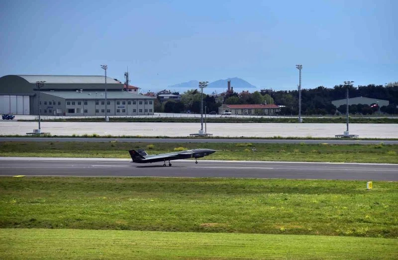 KIZILELMA Teknofest 2023’e katılmak için Atatürk Havalimanı’na geldi
