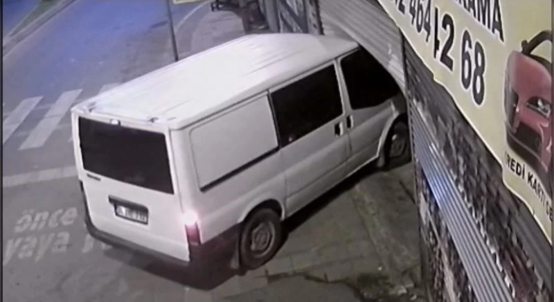 İstanbul’da film gibi soygun kamerada: Hurdacıyı kepengini minibüsle kırıp soydular
