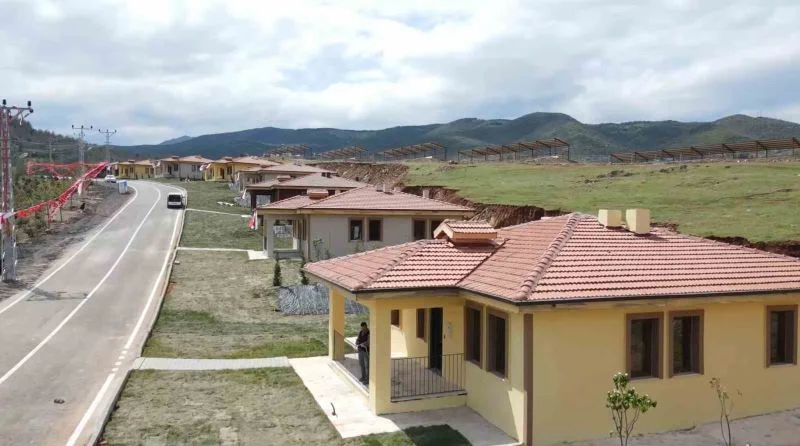 Depremden 76 gün sonra üç köyde yapımı tamamlanan köy evlerinin teslimi yapıldı

