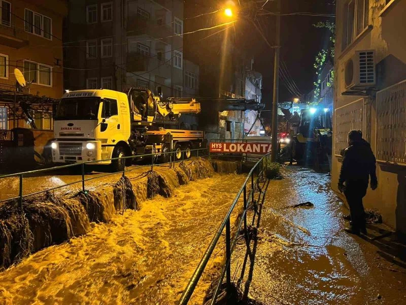 Sağanak ile gelen taşkın araçları sürükledi
