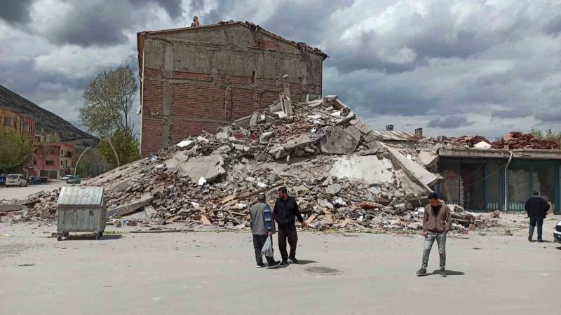 Depremin merkez üssü Elbistan’da ağır hasarlı bina çöktü
