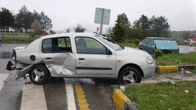 İki otomobil kavşakta çarpıştı: 2 yaralı
