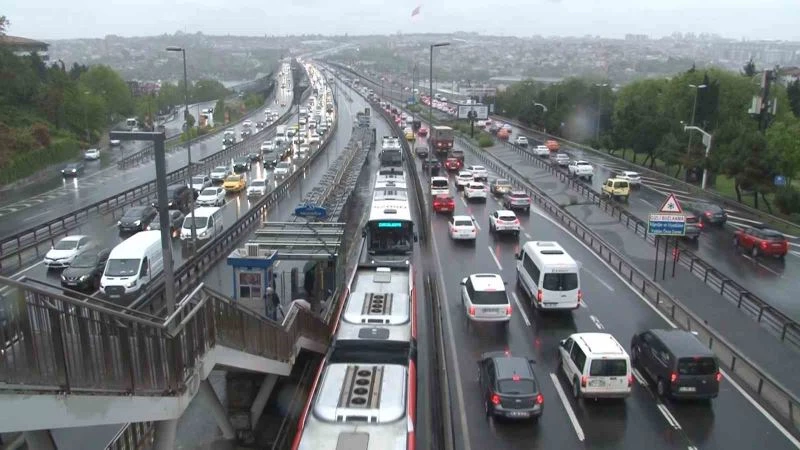 İstanbul’da sağanak yağış trafiği kilitledi
