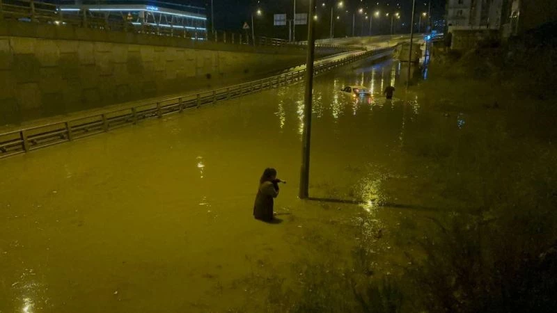 Araçlar yağmur sularının içinde kaldı
