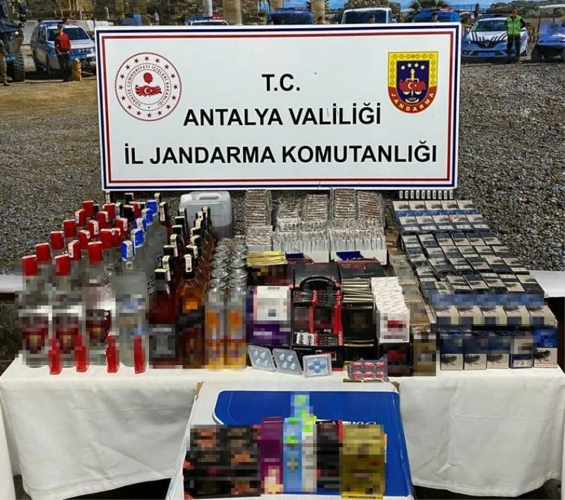 Antalya’da kaçak alkol ve sigara satılan markete jandarmadan baskın

