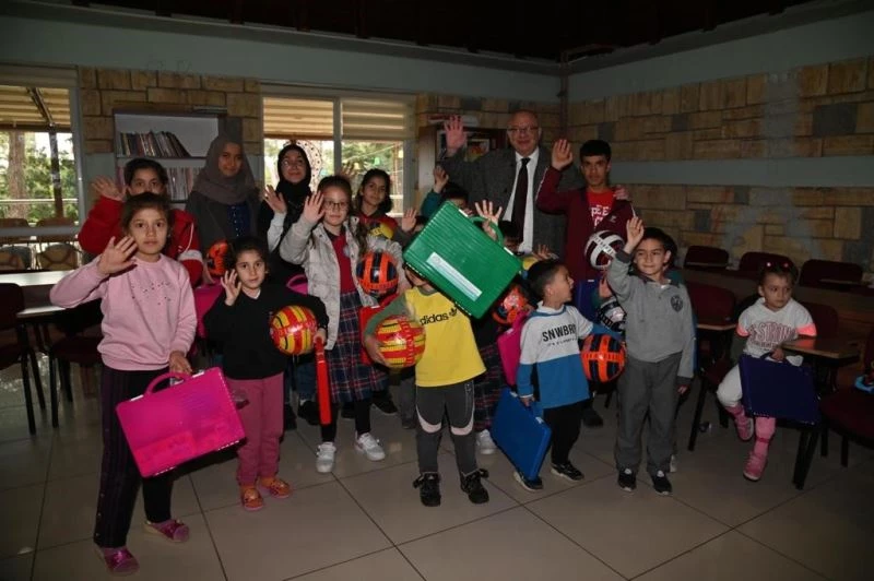 Başkan Ergün, Kırkağaç’ta depremzede aileleri ziyaret etti
