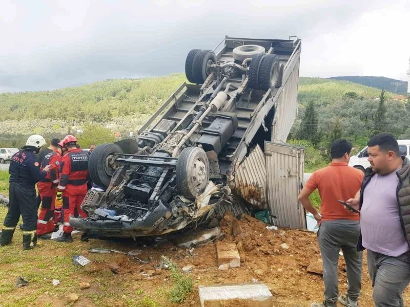 Kamyonet ters döndü
