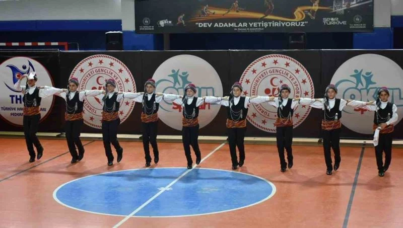 Bayburt Ortaokulu Halk Oyunları ekibi Türkiye finallerinde
