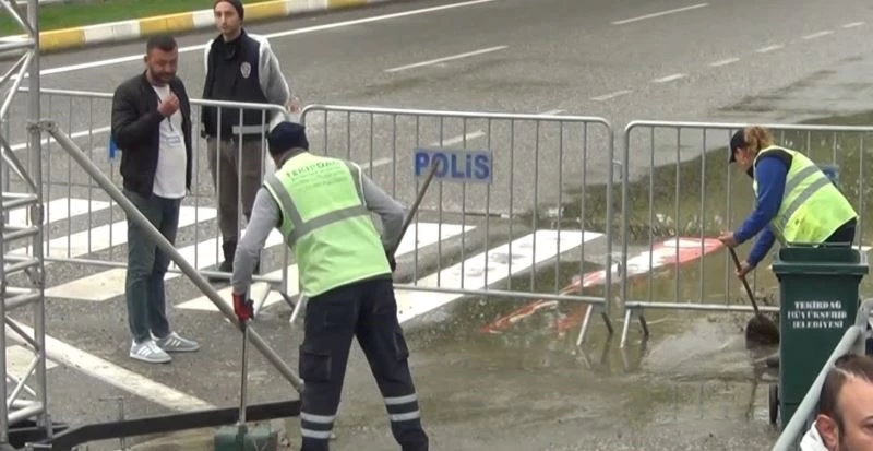 CHP’li belediye, miting öncesi göle dönen alanı temizledi
