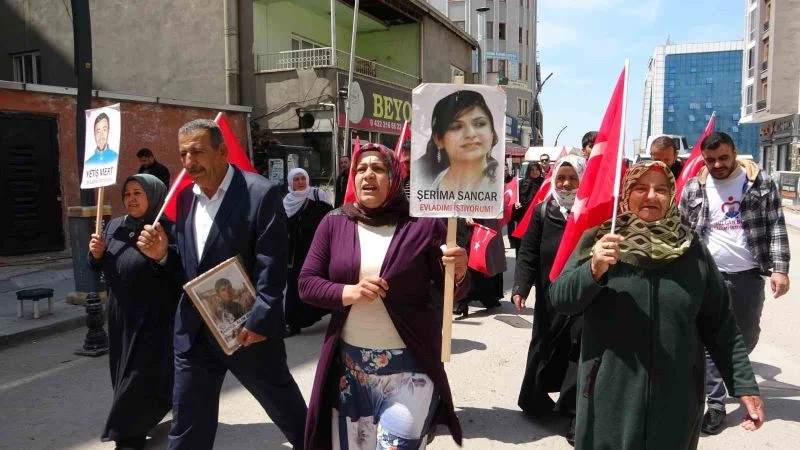 Evlat nöbetindeki annelerden çağrı: “Kimse HDP’ye oy vermesin”
