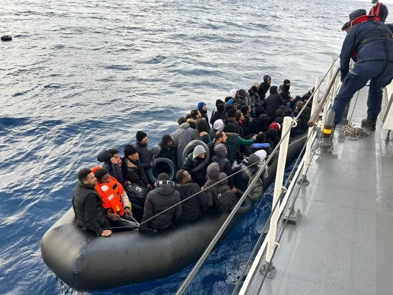 Ayvalık açıklarında Yunan unsurlarınca geri itilen 55 düzensiz göçmen kurtarıldı
