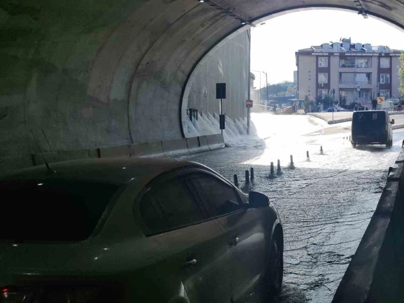 Eyüpsultan’da İSKİ borusu patladı: Tramvay suya gömüldü
