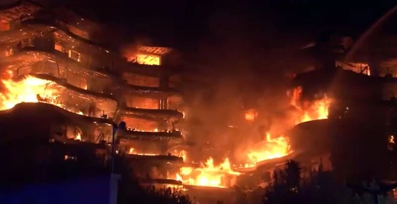 İzmir’deki büyük yangın için helikopterler havalandı
