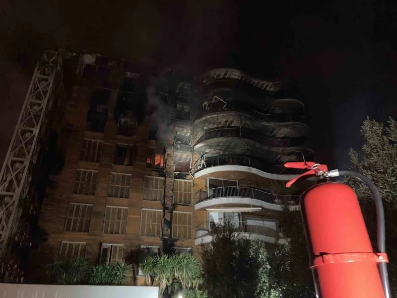 İzmir’deki büyük site yangını 7 saatin ardından kontrol altına alındı
