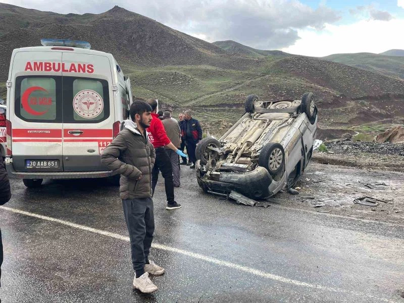 Hakkari’de trafik kazası: 1’i ağır 5 yaralı

