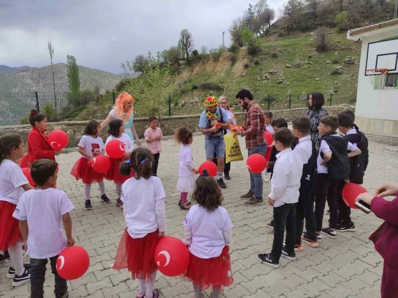 Seyyar tiyatro ekibi köy köy dolaşarak çocukların yüzünü güldürüyor
